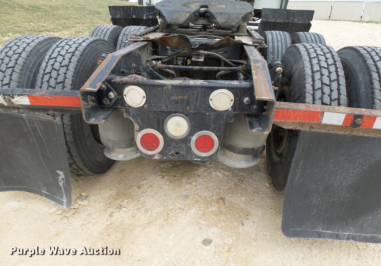 image for item K5767 2005 Freightliner Columbia semi truck