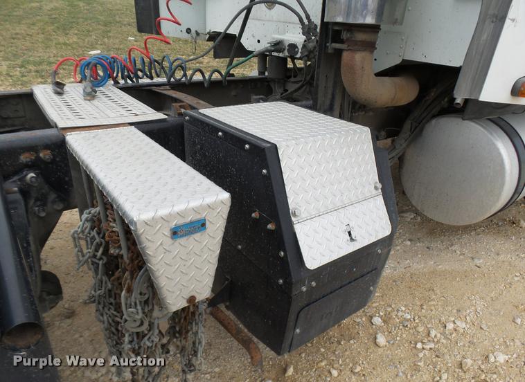 image for item K5767 2005 Freightliner Columbia semi truck