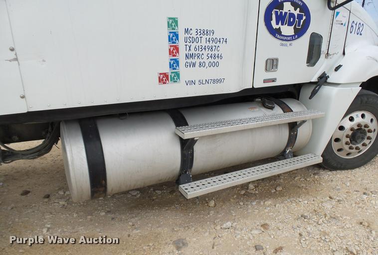 image for item K5767 2005 Freightliner Columbia semi truck