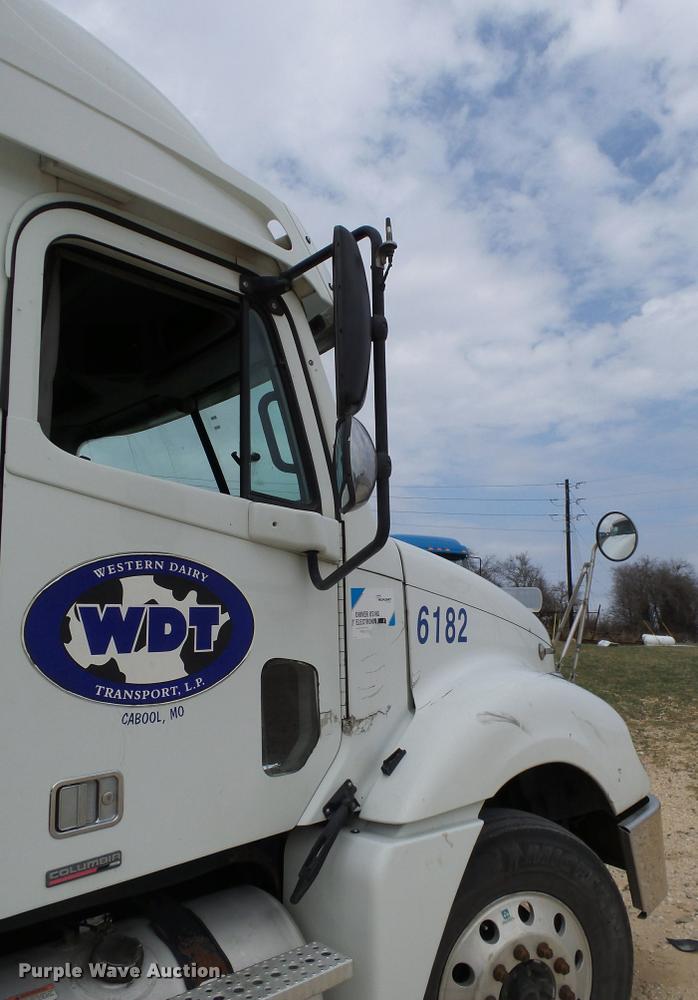 image for item K5767 2005 Freightliner Columbia semi truck