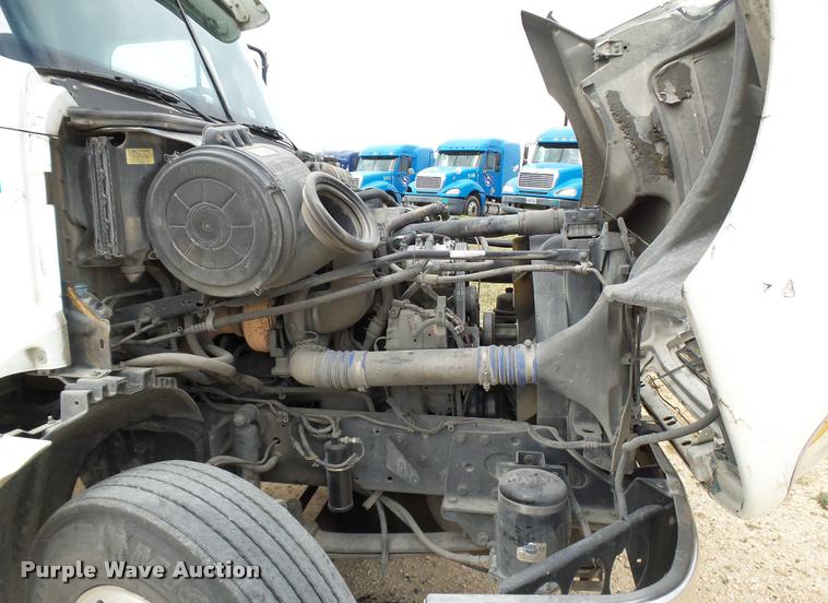 image for item K5767 2005 Freightliner Columbia semi truck