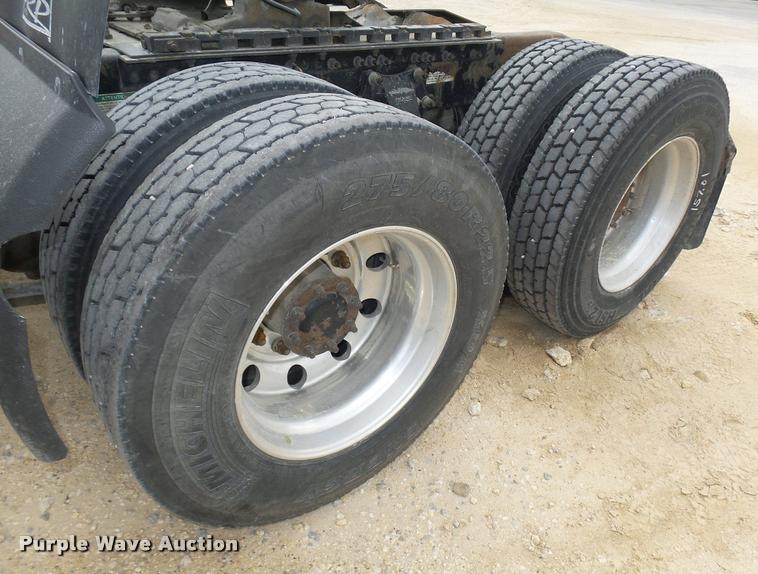 image for item K5767 2005 Freightliner Columbia semi truck