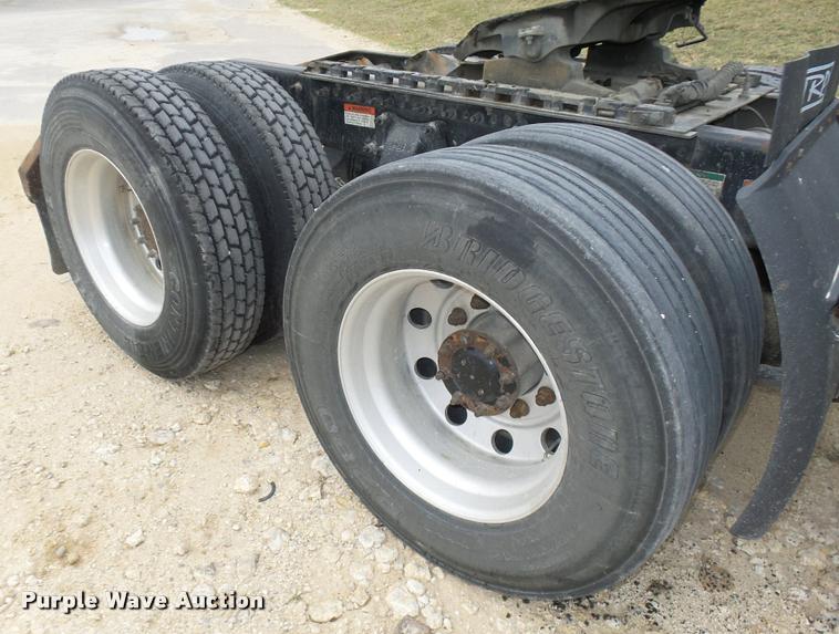 image for item K5767 2005 Freightliner Columbia semi truck