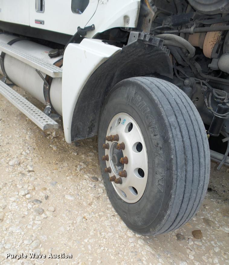 image for item K5767 2005 Freightliner Columbia semi truck