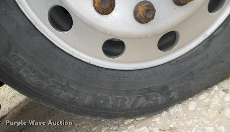 image for item K5767 2005 Freightliner Columbia semi truck