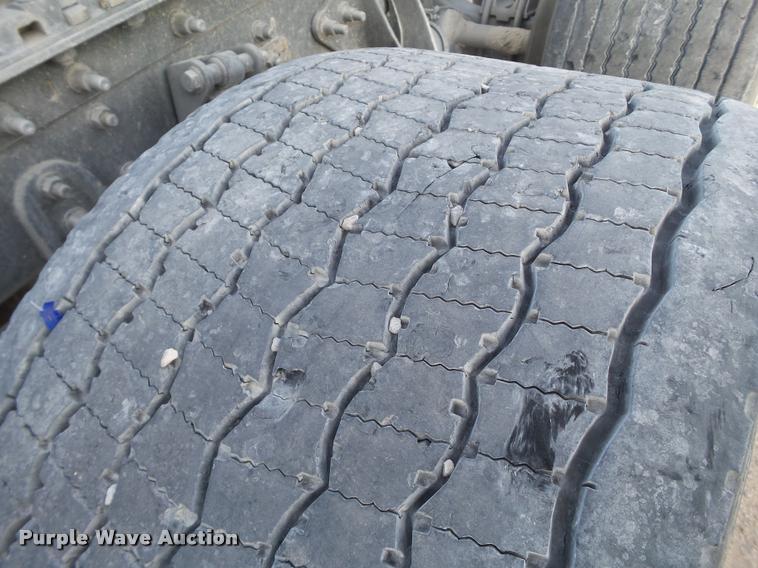 image for item L1628 2007 International 9400i semi truck