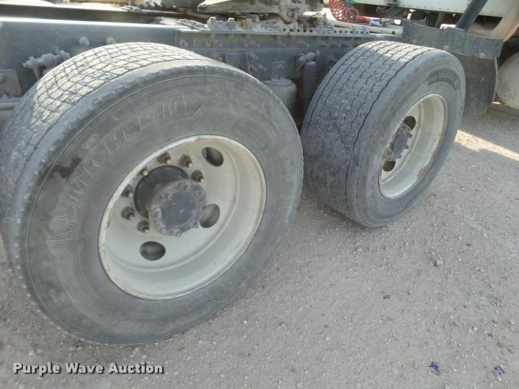 image for item L1628 2007 International 9400i semi truck