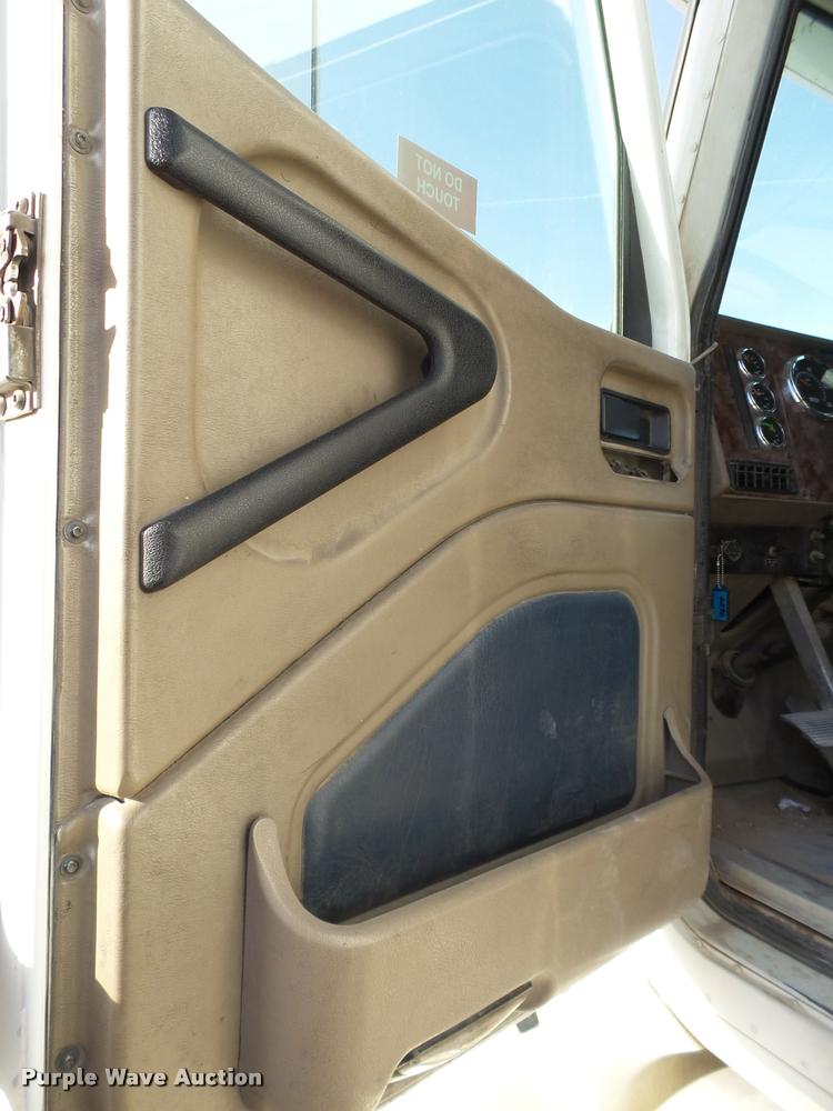 image for item L1628 2007 International 9400i semi truck