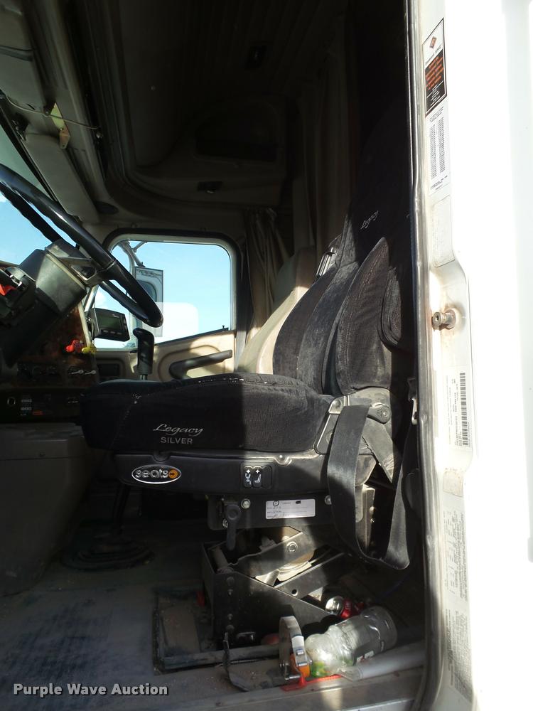 image for item L1628 2007 International 9400i semi truck