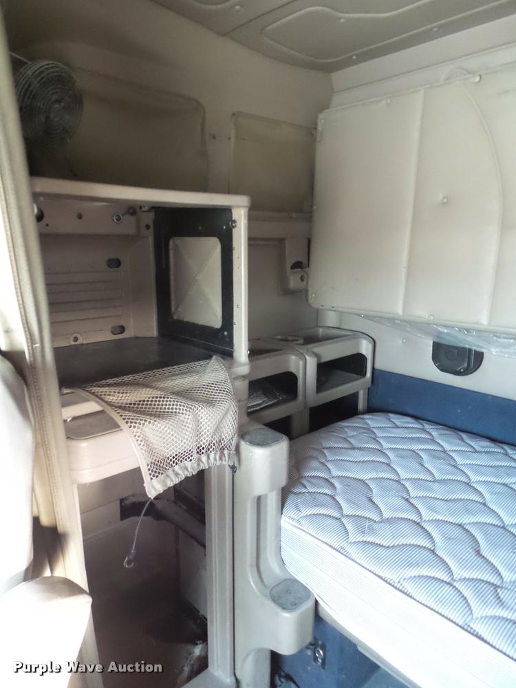 image for item L1628 2007 International 9400i semi truck