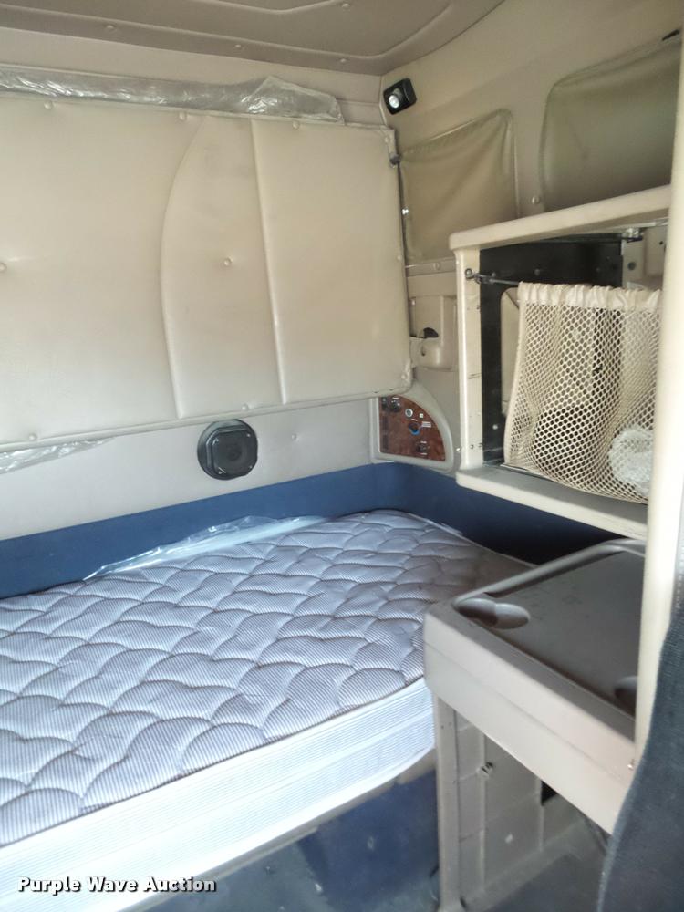 image for item L1628 2007 International 9400i semi truck