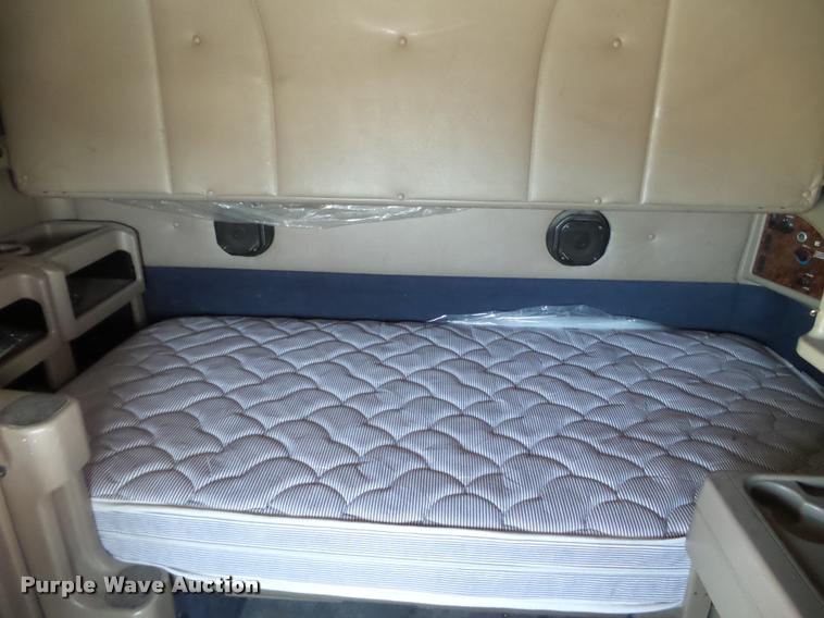 image for item L1628 2007 International 9400i semi truck