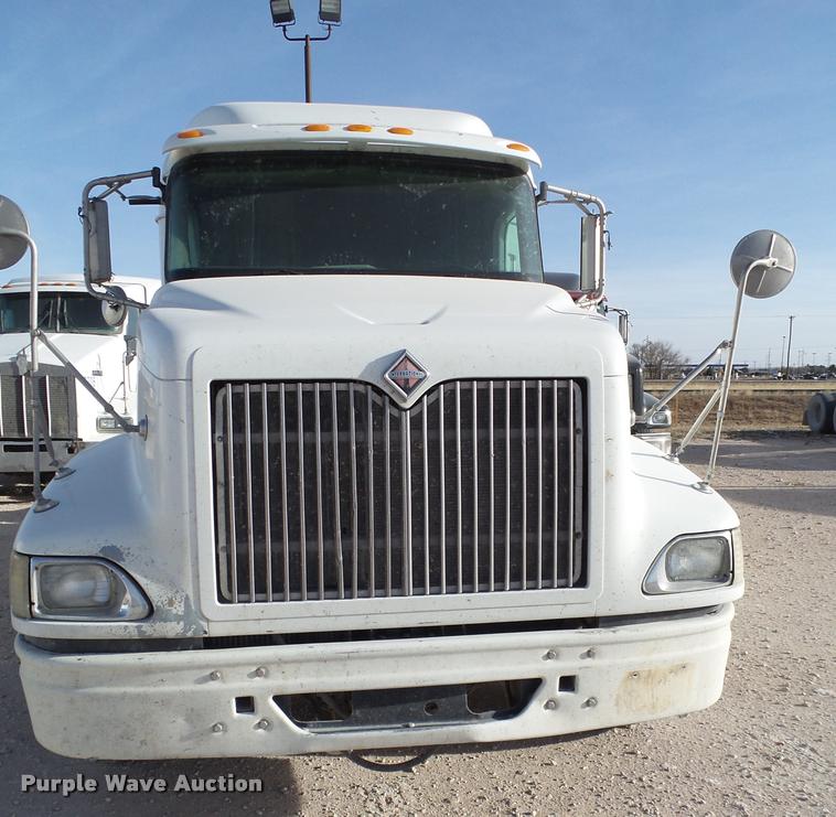 image for item L1635 2007 International 9400i semi truck