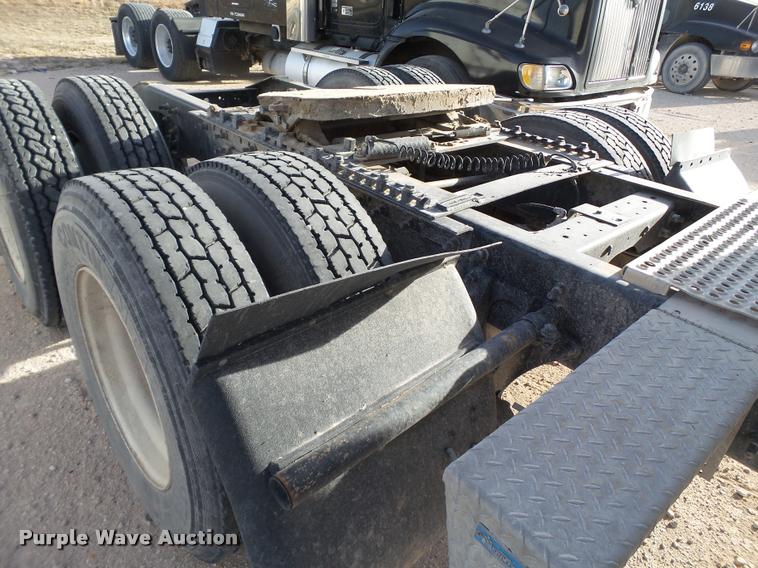 image for item L1635 2007 International 9400i semi truck