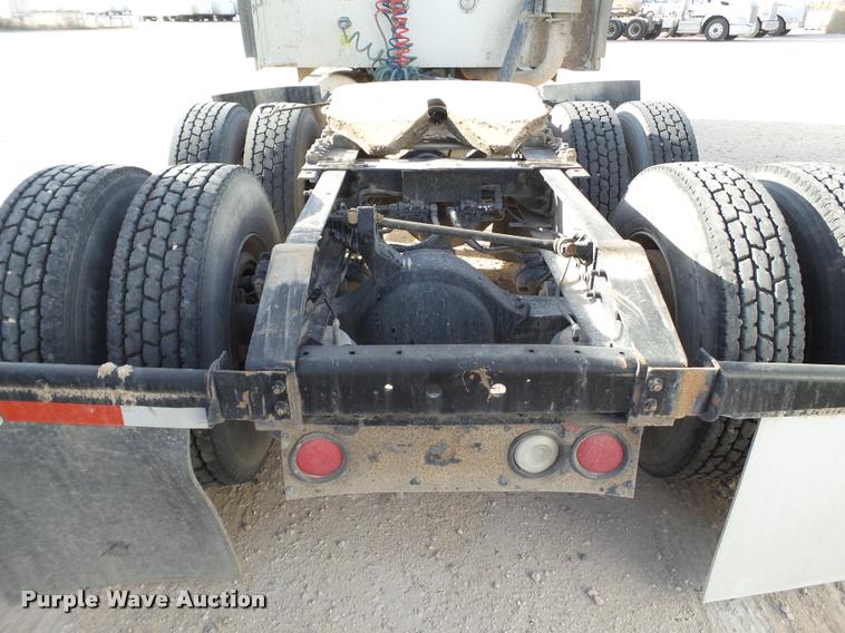 image for item L1635 2007 International 9400i semi truck