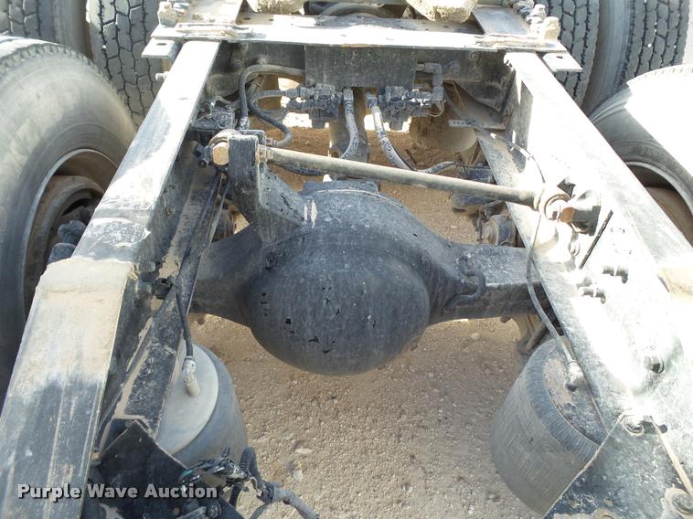 image for item L1635 2007 International 9400i semi truck