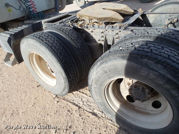 image for item L1635 2007 International 9400i semi truck