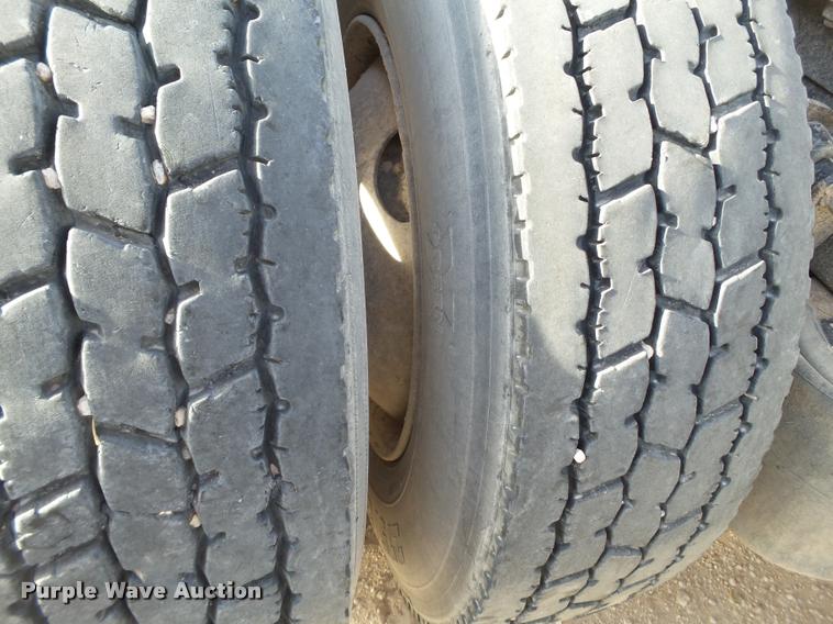 image for item L1635 2007 International 9400i semi truck