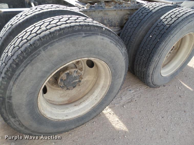 image for item L1635 2007 International 9400i semi truck