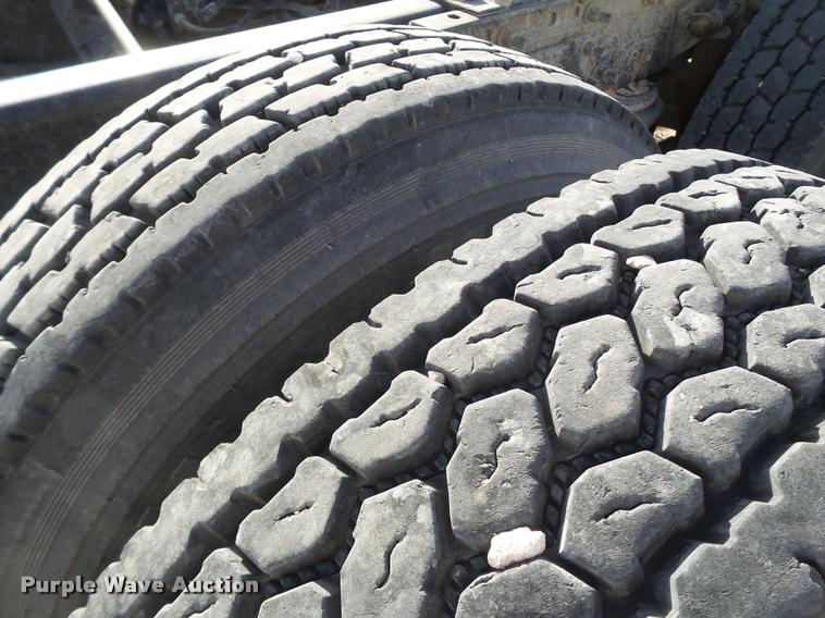 image for item L1635 2007 International 9400i semi truck