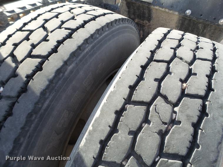 image for item L1635 2007 International 9400i semi truck