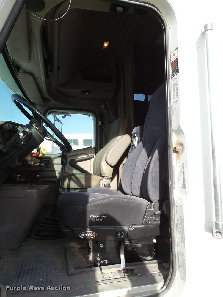 image for item L1635 2007 International 9400i semi truck