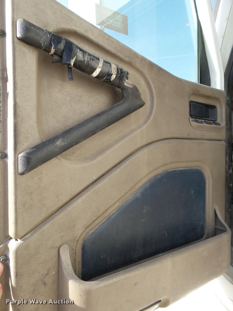 image for item L1635 2007 International 9400i semi truck