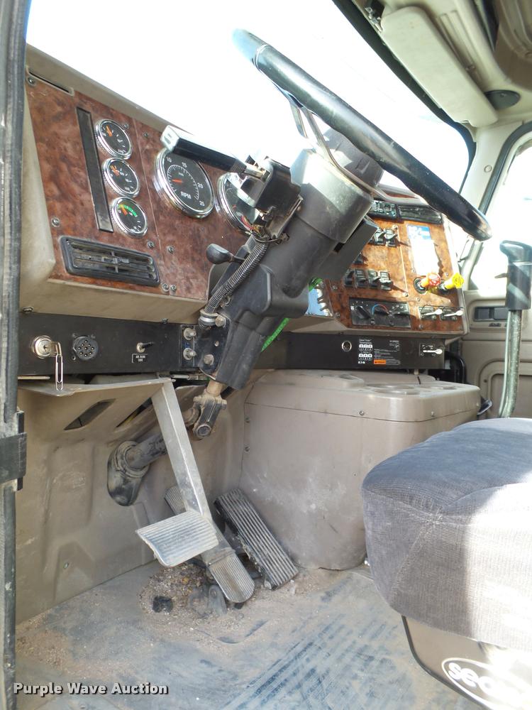 image for item L1635 2007 International 9400i semi truck