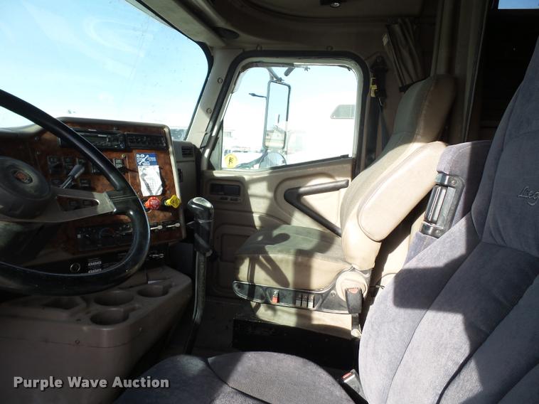 image for item L1635 2007 International 9400i semi truck