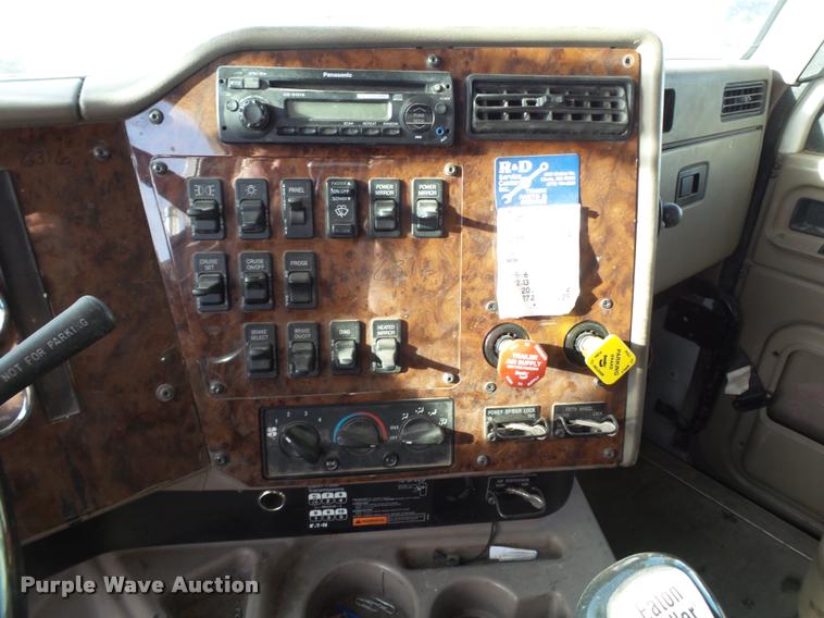 image for item L1635 2007 International 9400i semi truck