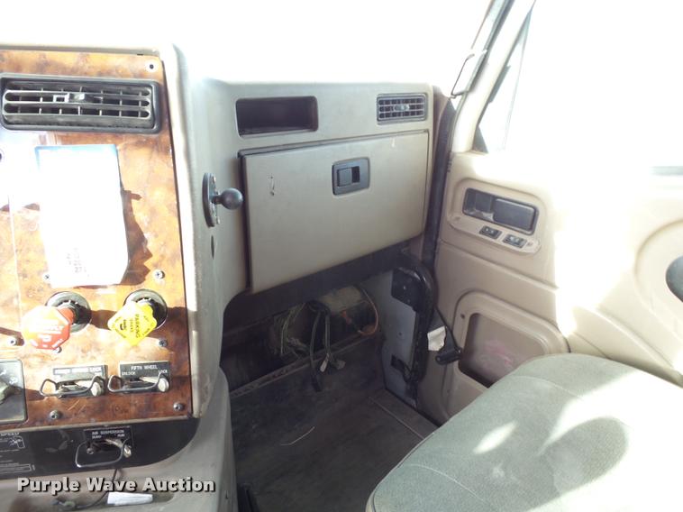 image for item L1635 2007 International 9400i semi truck