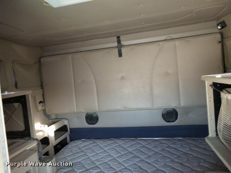 image for item L1635 2007 International 9400i semi truck