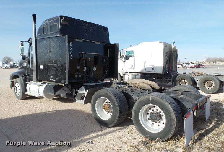 image for item L1636 2007 International 9400i semi truck