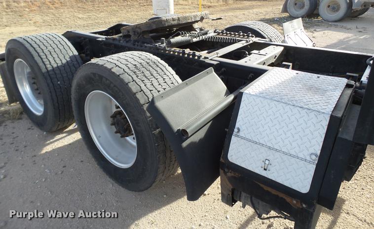 image for item L1636 2007 International 9400i semi truck