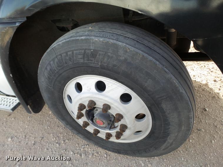 image for item L1636 2007 International 9400i semi truck