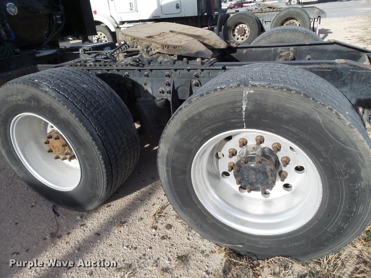 image for item L1636 2007 International 9400i semi truck