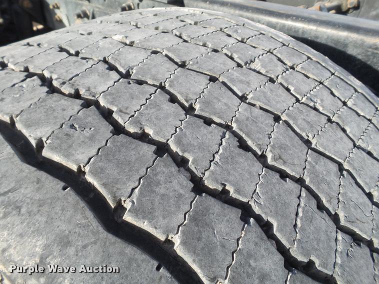 image for item L1636 2007 International 9400i semi truck