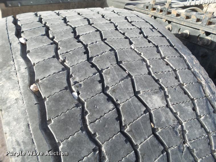 image for item L1636 2007 International 9400i semi truck