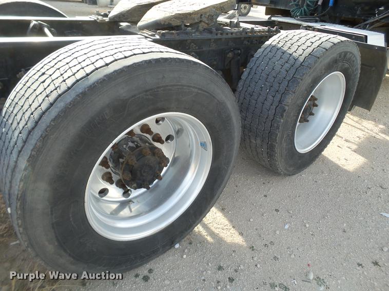 image for item L1636 2007 International 9400i semi truck