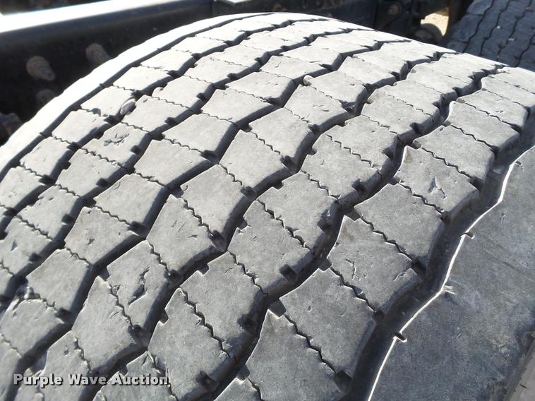 image for item L1636 2007 International 9400i semi truck