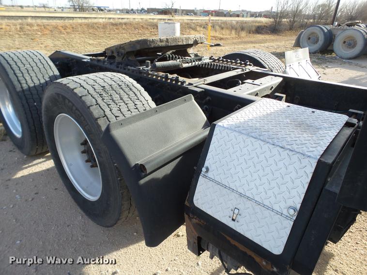 image for item L1636 2007 International 9400i semi truck