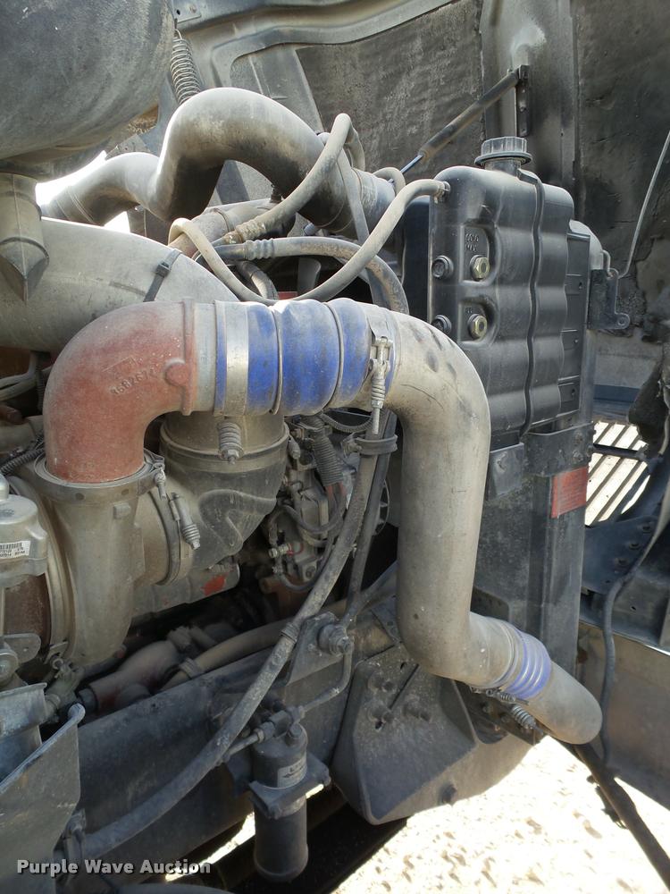 image for item L1636 2007 International 9400i semi truck