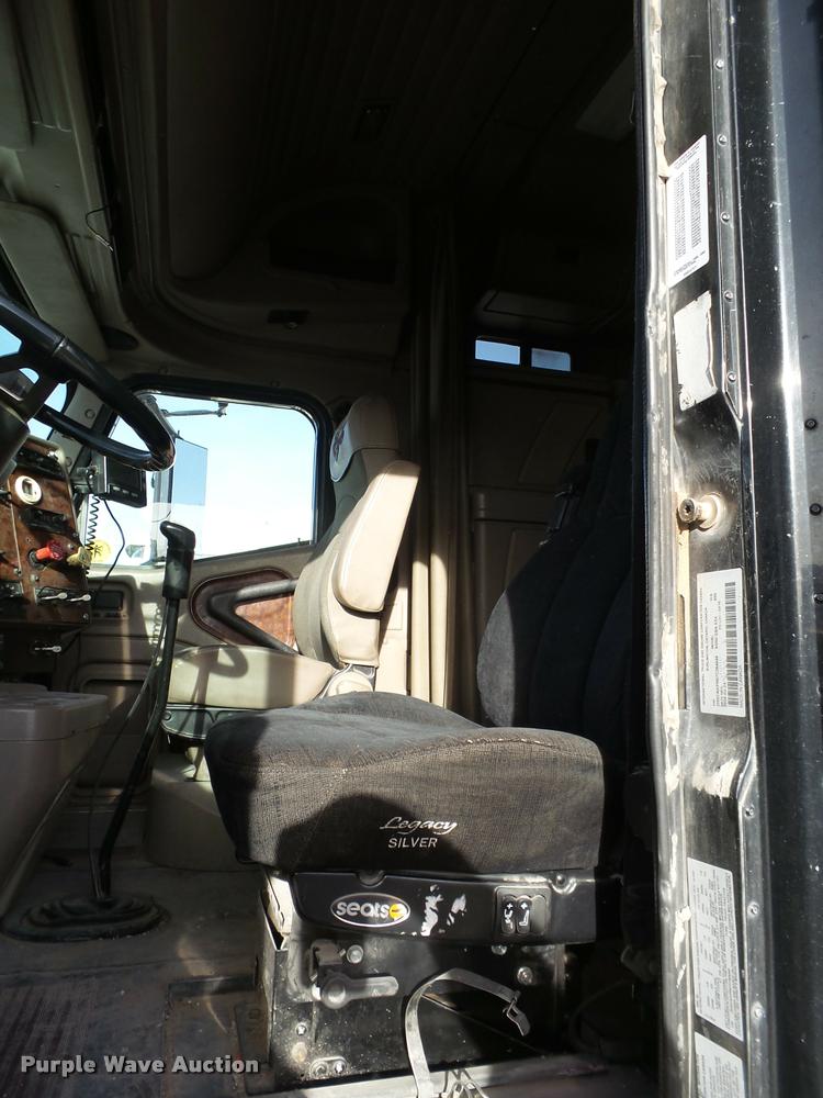 image for item L1636 2007 International 9400i semi truck
