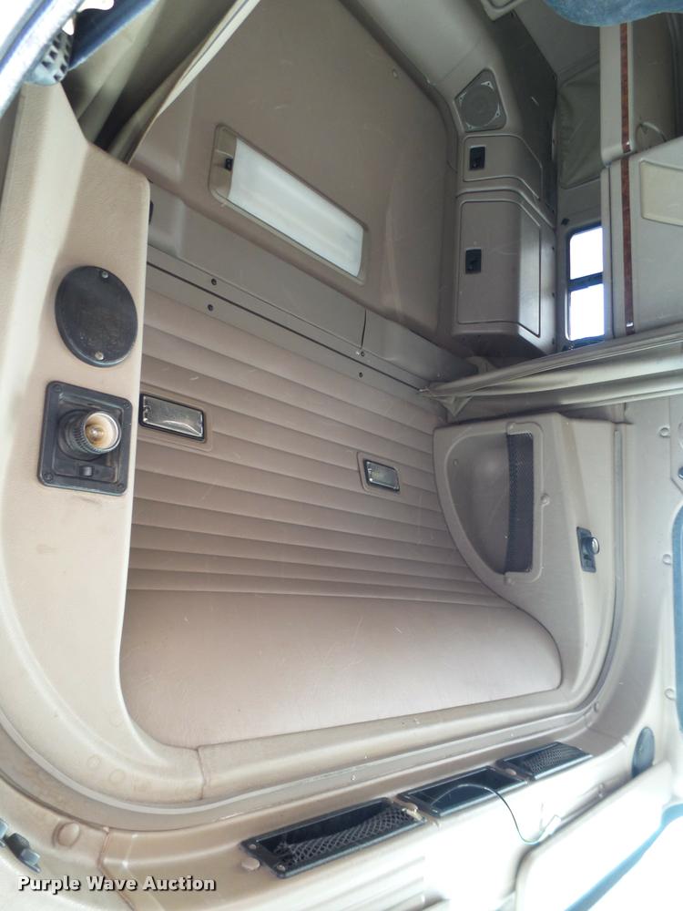 image for item L1636 2007 International 9400i semi truck