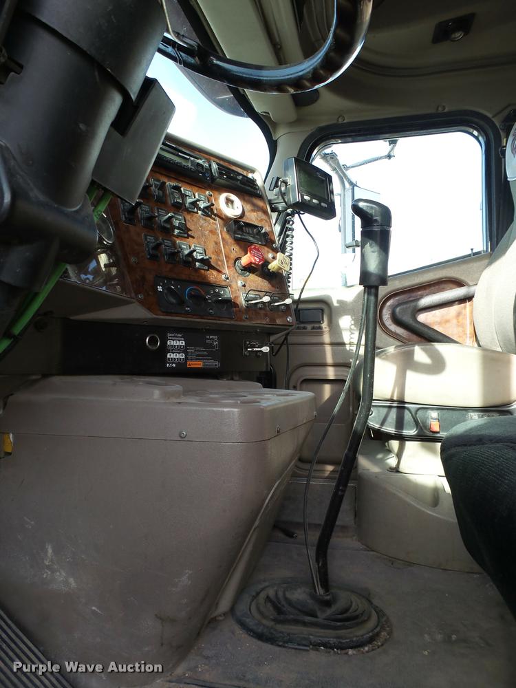 image for item L1636 2007 International 9400i semi truck