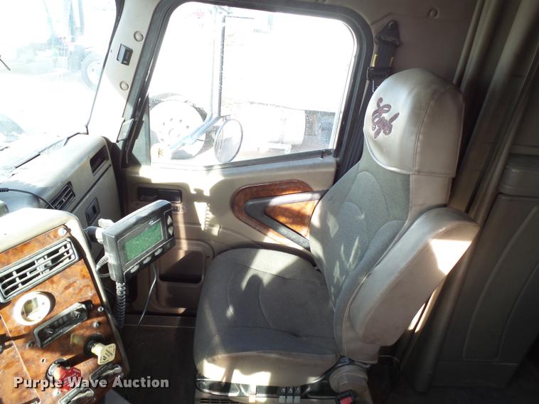 image for item L1636 2007 International 9400i semi truck