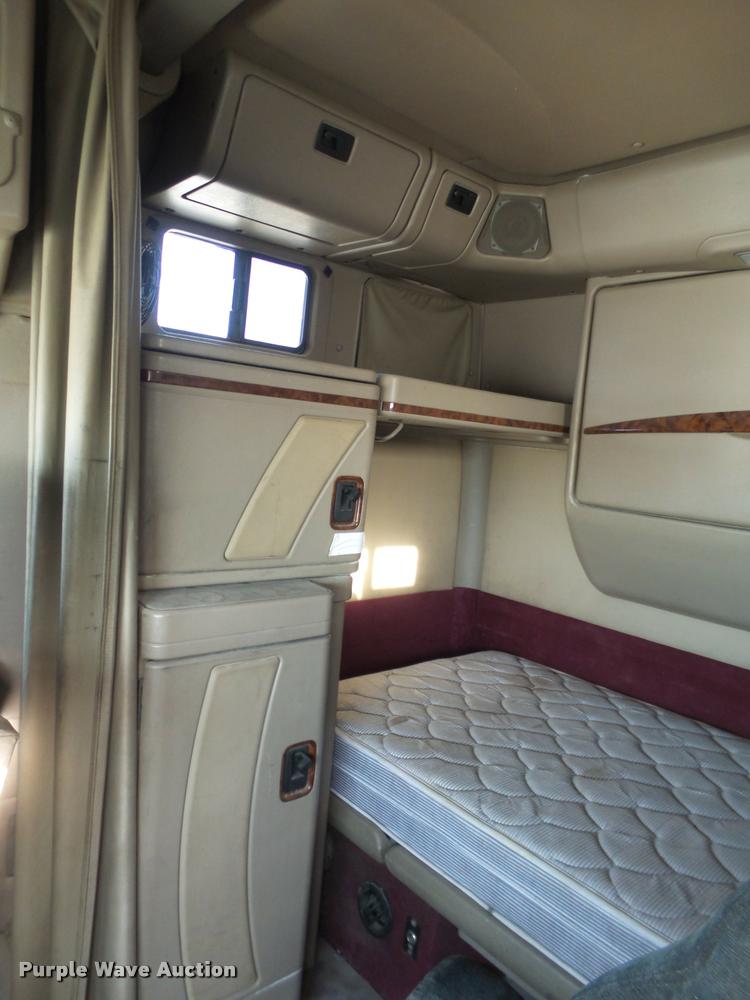 image for item L1636 2007 International 9400i semi truck