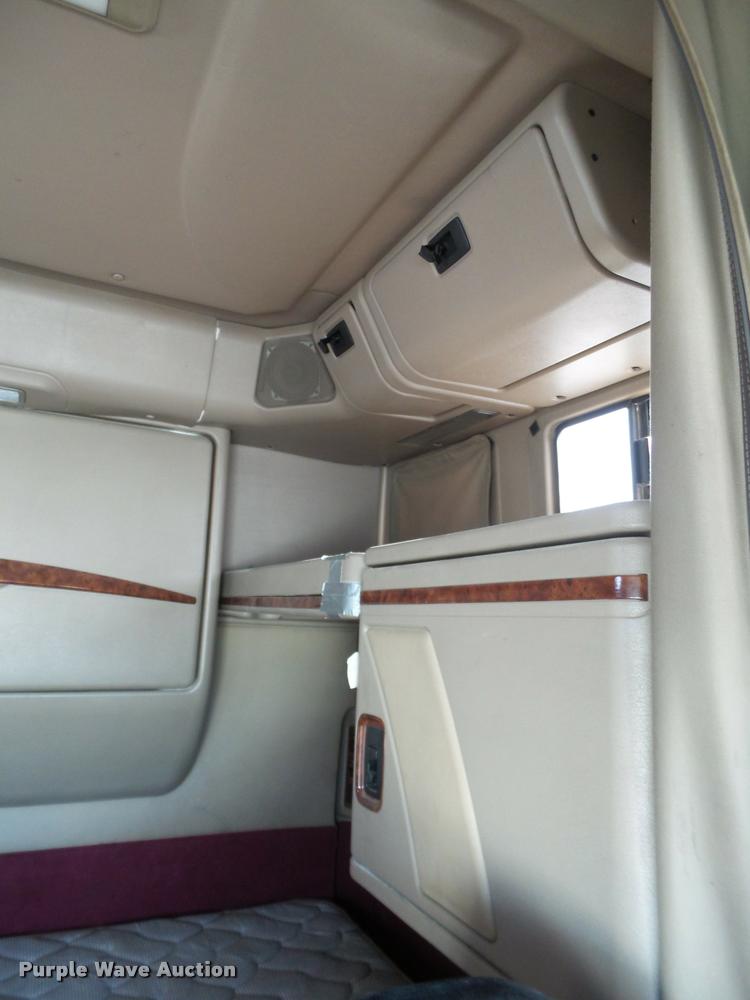 image for item L1636 2007 International 9400i semi truck