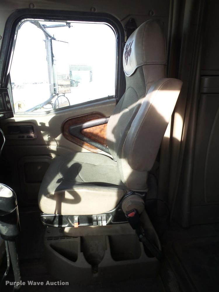 image for item L1636 2007 International 9400i semi truck