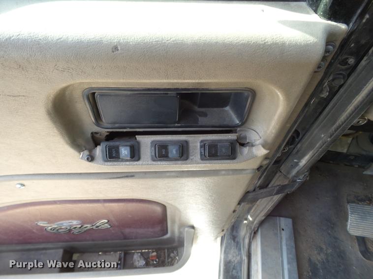 image for item L1636 2007 International 9400i semi truck